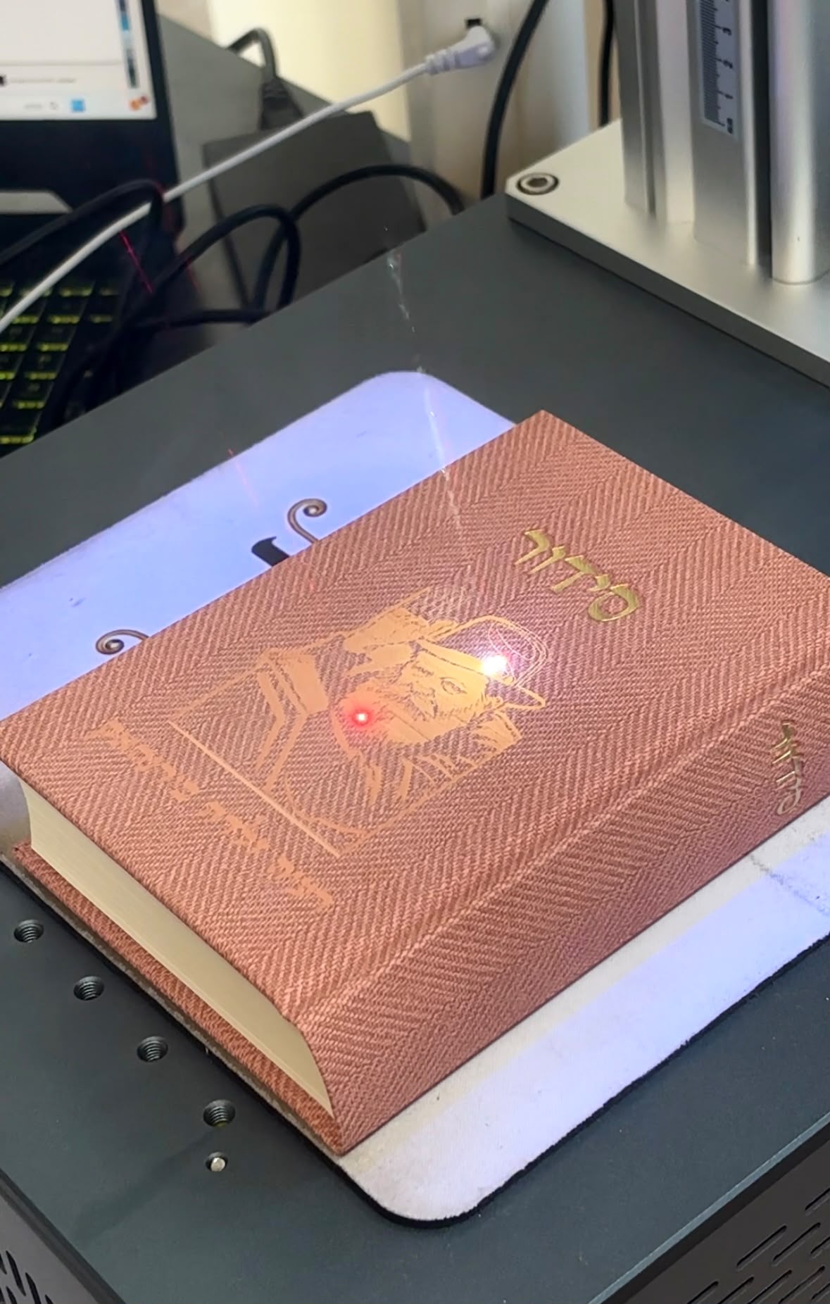 חריטת לייזר על סידור בסטודיו לכה דודי